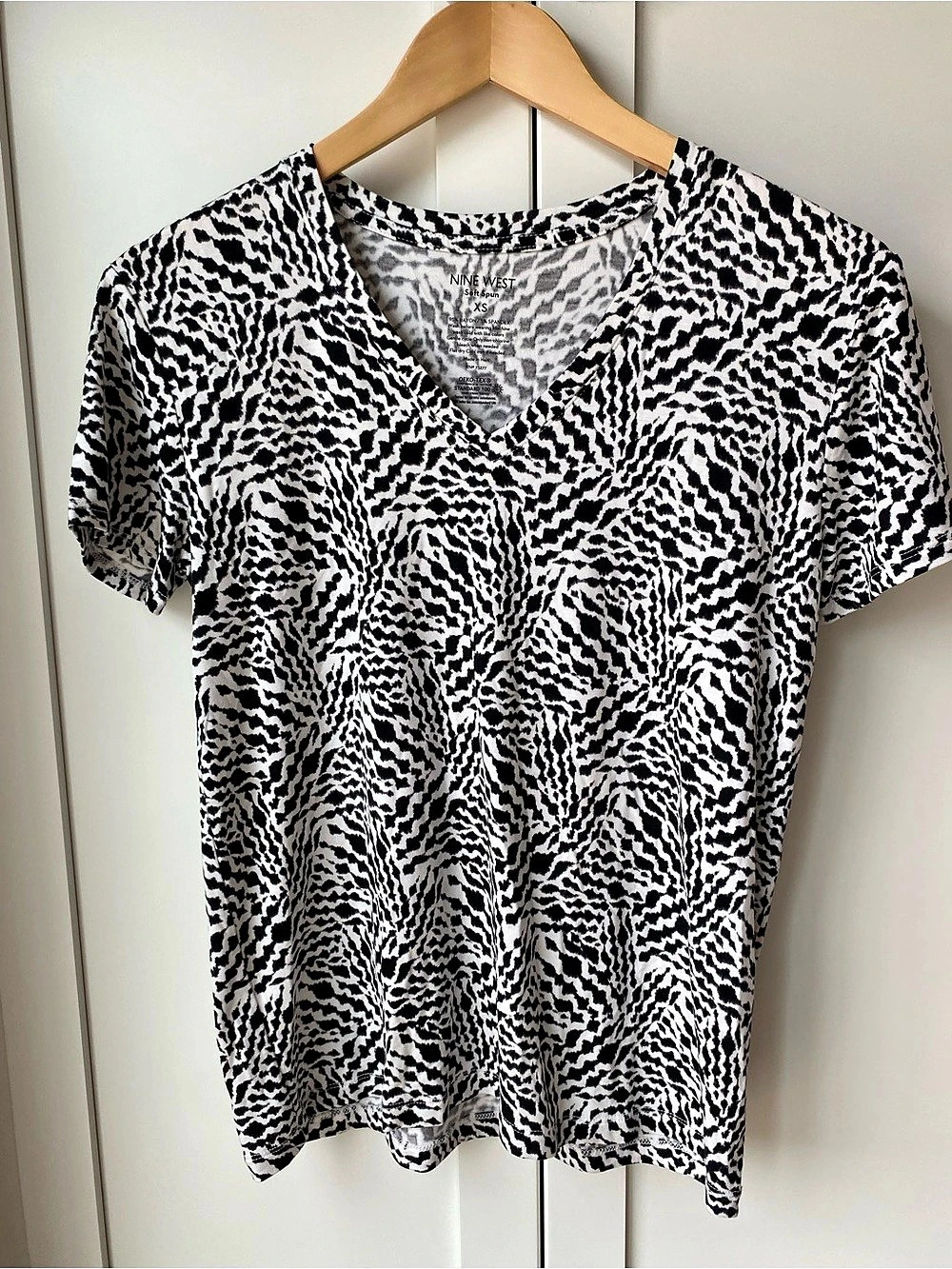 Nine West Soft Spun Short Sleeve V-Neck Tee Animal Print Black & White XS